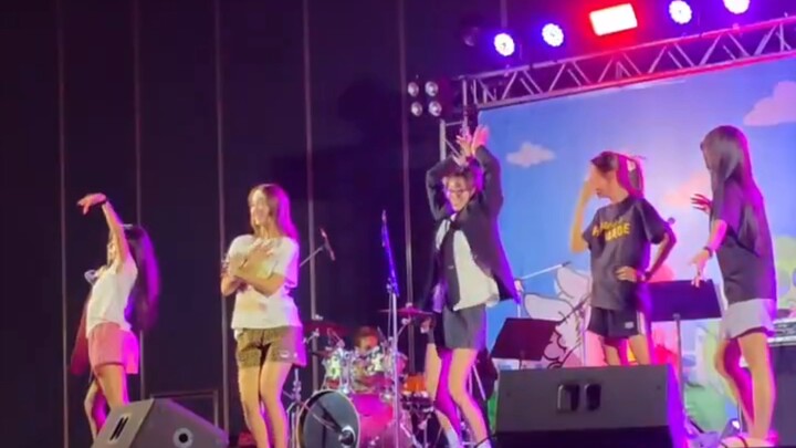 Đây là do chưa nhảy đủ ở concert sao? Đến buổi team building lại tiếp tục nhảy rồi (Let's go và dân 