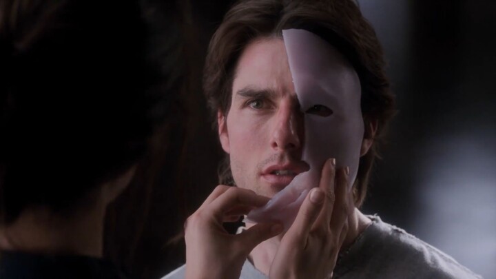 Di bawah topeng terdapat wajah yang sangat cantik