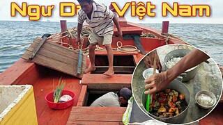 BỮA CƠM CHIỀU CỦA NGƯ DÂN VIỆT NAM TRÊN TÀU CÁ BIỂN