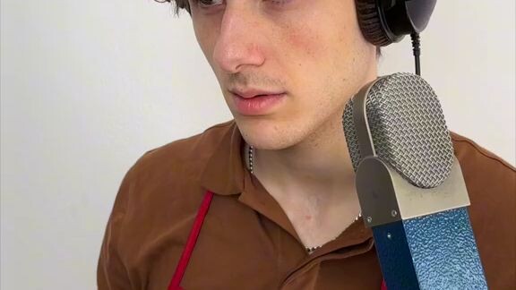 cool voice 😍 pretty little....