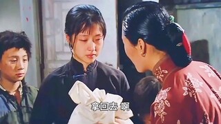 她只是一个柔弱的女孩子却要承受苦难的生活生在那个时代的不幸
