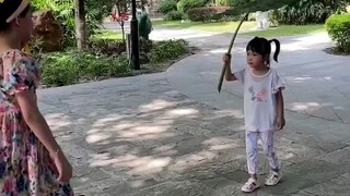 Adikku membuatkanku payung, indah sekali