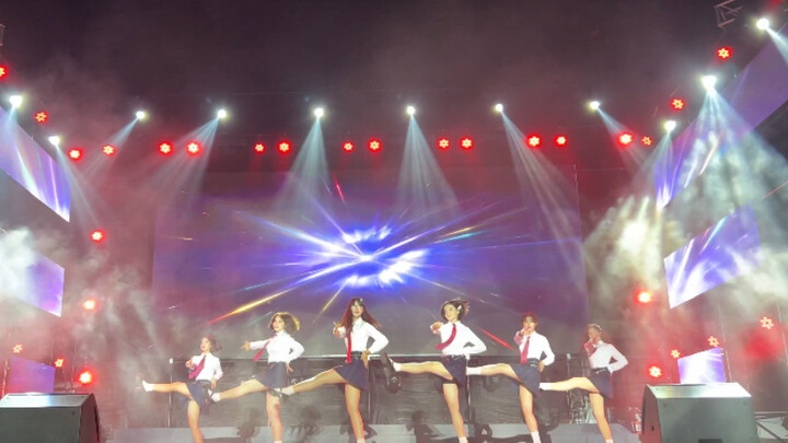 Junior high school students danced "Glass Beads + Let's Start Today" at the New Year's Day Party