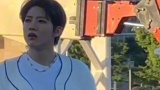 เสี่ยวกุยแอบย่องออกไปดูการแสดงอีกฝั่งของเวทีกินขนมน่ารักมาก! และปาร์ค จีฮยอน ผมสีเทา'