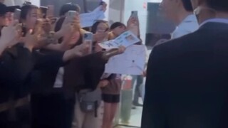 autograph to fans #offjumpol in Singapore