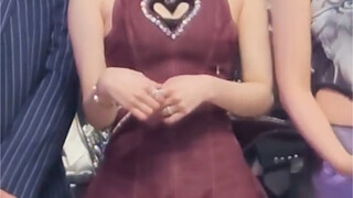 【جين مين تينغ】تخشى أن تؤذي جناحيها الصغيرين الشخص الجالس بجانبها، لذا تحميهما بحذر بيديها طوال الوقت