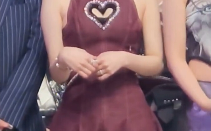 【جين مين تينغ】تخشى أن تؤذي جناحيها الصغيرين الشخص الجالس بجانبها، لذا تحميهما بحذر بيديها طوال الوقت