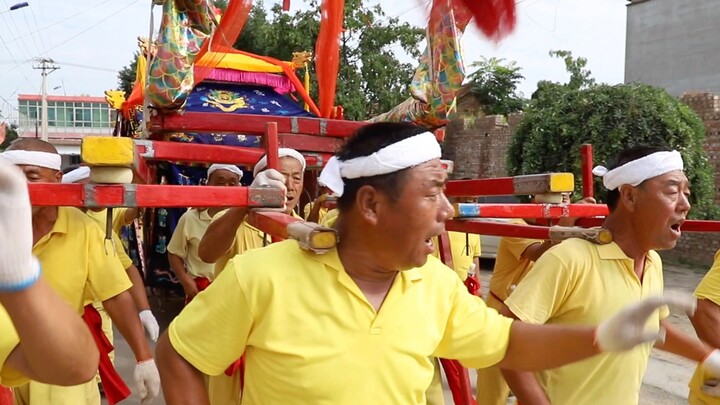 32 orang di pedesaan Shanxi mengangkat arca naga bersama-sama; pemandangan begitu megah dan mengguga