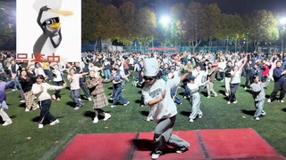 ชาวเซี่ยนจ้าวมากกว่า 2,000 คนร่วมกันเต้นระบำเพนกวินอย่างสง่างาม 🐧 หยุดไม่ได้เลย!