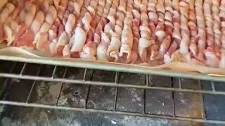 把培根卷一卷，烤一烤...手里的辣条突然就不香了~