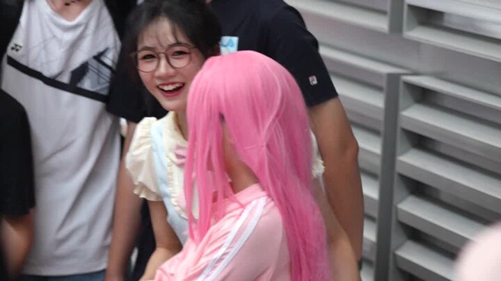 Yu Bai’s hand reached out toward Luo Jiuchuan.