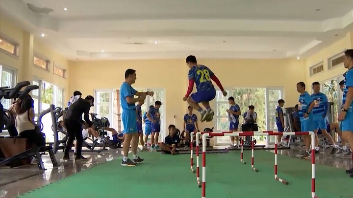 _Siêu nhí 1 chân_ phô nhí tài năng trước HLV Kiatisuk và CLB HAGL