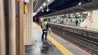久々の警察沙汰…うちが黄色い線を出てると被害妄想した偽善系撮り鉄が非常停止ボタンを押してうちと口論し大暴れして駅員と鉄道警察が駆けつけるまでのフルシーンをどうぞ