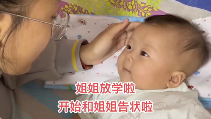 Niềm vui lớn nhất mỗi ngày là đợi chị tan học về nhà để kể lể đủ thứ.