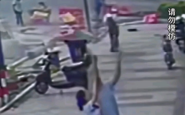 Bé 2 tuổi vô tình rơi từ tầng sáu xuống, nhân viên ngân hàng đi ngang qua liền lao nhanh tới, vứt lu