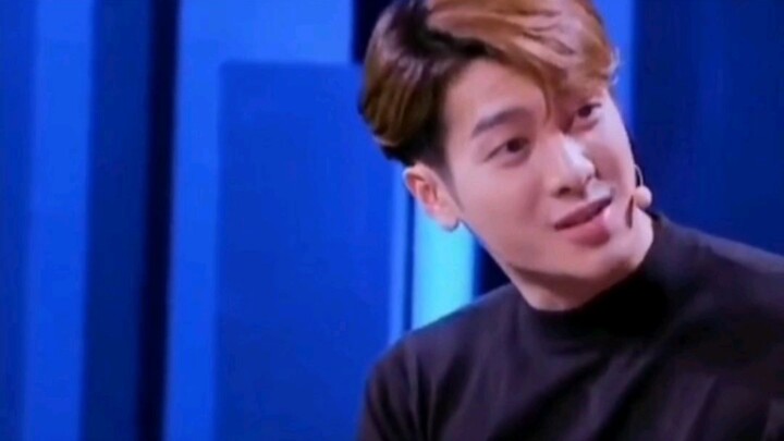 หวังเจียเอ่อร์: ฉันอิจฉาคนที่เล่นกีตาร์เป็นนะ เซียวจิ้งเถิง: คุณเป็นโรคไฮเปอร์ไม่สามารถเล่นได้หรอก