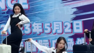 ? Zhang Yuanying carried a suitcase and moved her legs to perform her own intro road show "I AM" [Gu