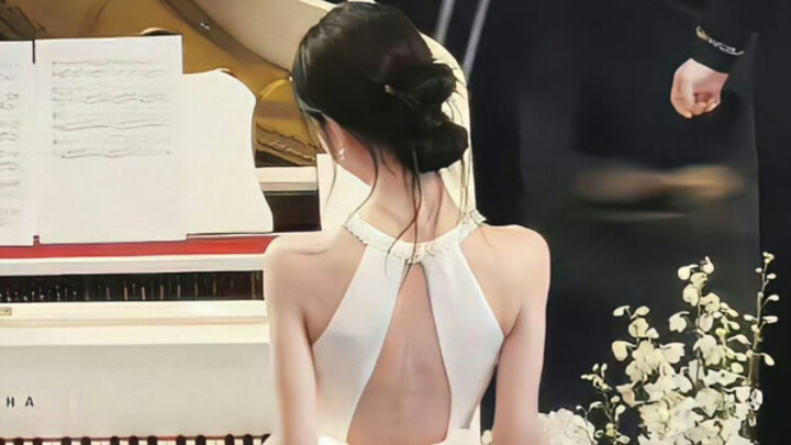 Hilarious! Chen Duling playing the piano has topped the trending charts—she’s basically a novel hero
