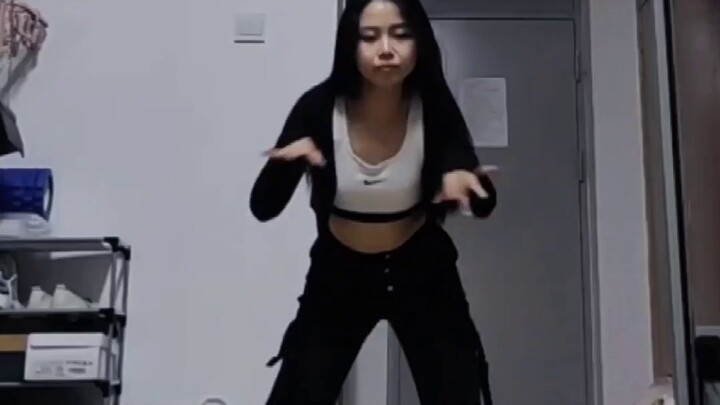 ทำไมสาวๆถึงสระผมคว่ำในหอพัก (pretty savage-blackpink)