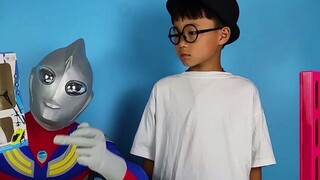 Ultraman thật đang chơi với chiếc xe lửa nhỏ và Ozawa mang đến cho anh ấy một món đồ chơi trực thăng