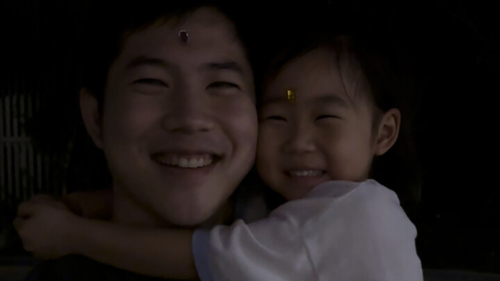 Seekor sapi berusia satu tahun dan seekor sapi berusia tiga tahun