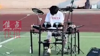 操场上的人气爆棚与形单影只，对比未免太鲜明！