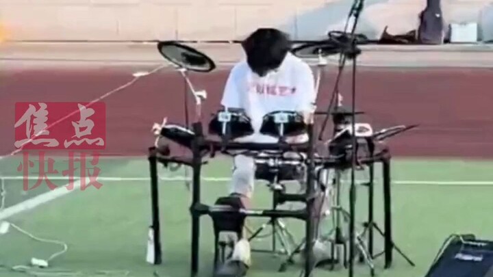 The bustling crowds on the playground stand in stark contrast to those who are all alone—what a vivi