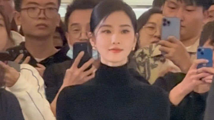 Passersby's reactions upon seeing Liu Shishi. Hilarious—this is literally me!