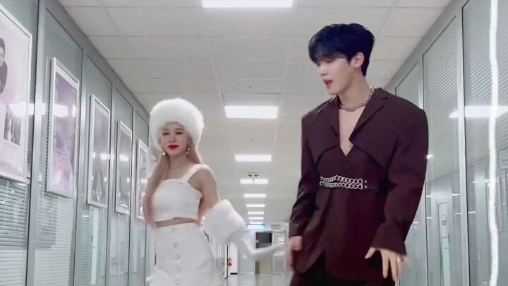 Nhỏ nhắn Cosmic Girls Im Da-young x WEi Kim Yo-han thử thách nhảy DESSERT trên TikTok