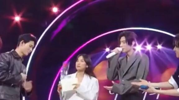 pag ganito ba naman kakanta ewan ko lang kung hindi kayo kiligin girls