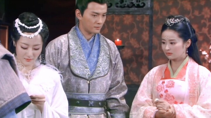 Tôi cười ngặt nghẽo, lời bà lão nói y hệt cảnh tượng lúc nãy, lúc mưa như trút nước lên đầu hiệu trư