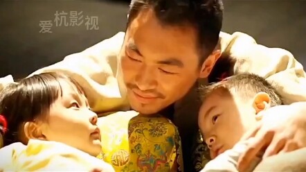 Cửu Nhi tức giận tát Luyến Nhi một cái chỉ vì Luyến Nhi để cho Dư Chiếm Ao mặc sức làm càn nên mới d