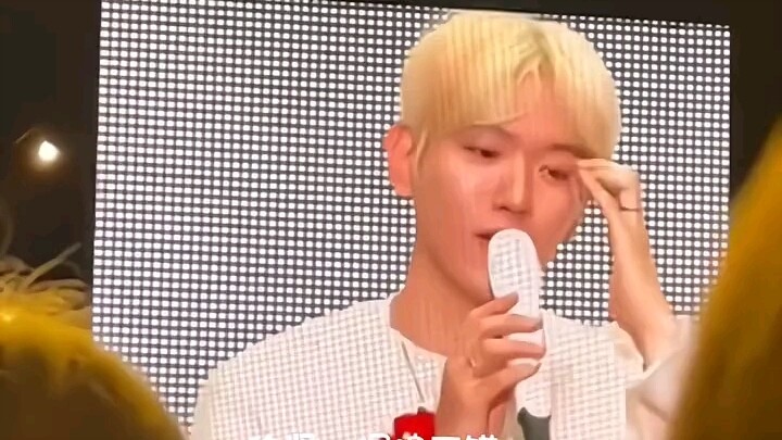 【Byun Baekhyun】! Dia terlihat jelas sangat bahagia dan terbang kegirangan 🤤