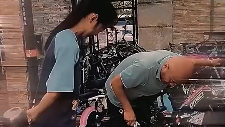 Bác trai: Chỉ sửa xe thôi, quên mất sửa anh rồi