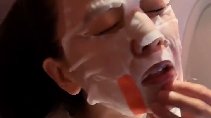 [Gao Yuanyuan] What did I do during the ten hours flying to Paris?