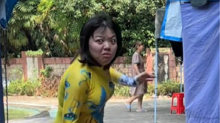 Bạn nhỏ trong bể bơi: Mẹ ơi, mẹ nhìn kìa, có một con rắn, lại còn có cả một con cá sấu mập ú nữa (ha