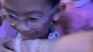 广西，“这是我的妈妈！”小男孩第一次来到妈妈工作的地方，满脸自豪地向同学们介绍，网友：他妈妈是美人鱼诶！不得让全班同学羡慕。