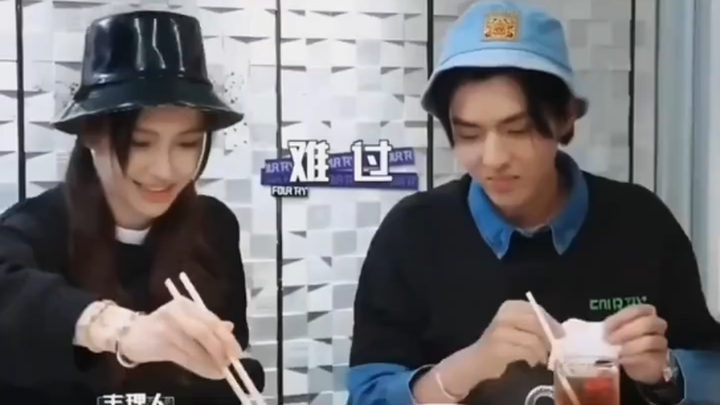 وو ييفان متناقض حقًا، انظر إلى موقفه تجاه بيبي ويانغ مي، ثم انظر إلى موقفه تجاه جاو جينماي، إذا فكرت