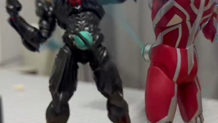 Silver Ultraman vs. Dark Elgiki