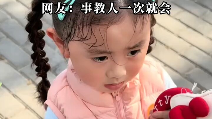 On a scorching hot day, the girl insists on wearing a down jacket outside—and her mom doesn’t spoil 