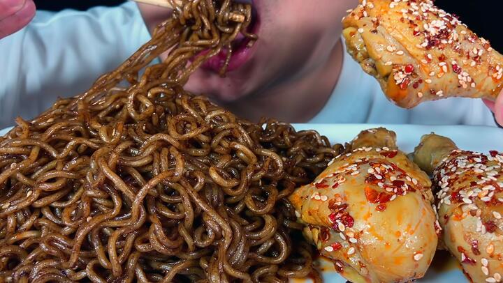 [ASMR][Food]Chewing sound of Beijing fried noodles&spicy chicken legs