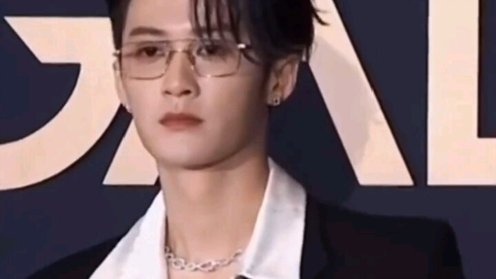 The dumb groom in the domestic entertainment industry. My husband who is sweet when he is silent.