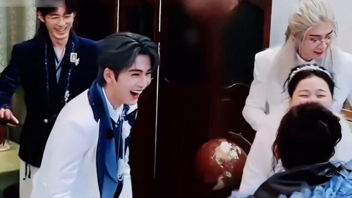 [Bai Li เลือกหนึ่ง] "ไปกันสามคนเถอะ เอ็กซ์ตัวน้อยของฉัน"