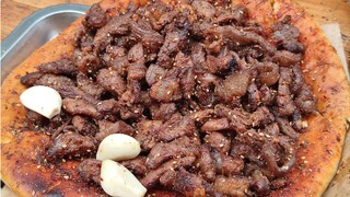 西安优质的烤肉夹馍50多元，烤油馕多放孜然辣子，30多串烤筋夹得满满的