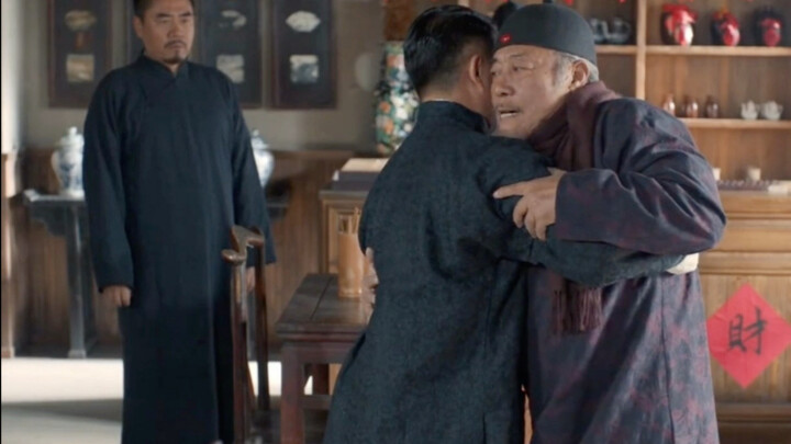 ร้านเหล้าเก่าเปิดวันแรกก็เจอพวกมาเรียกเก็บค่าคุ้มครอง แต่สุดท้ายถูกอาตี๋จัดการด้วยสองกระบวนท่าจนหมดท