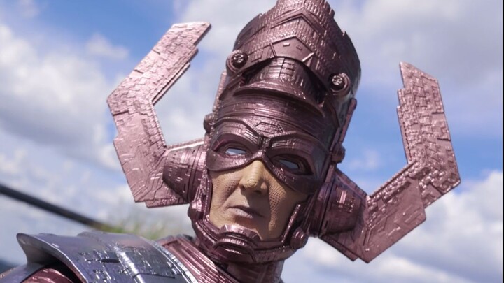 My fear of giant objects is kicking in! Unboxing Hot Toys’ largest-ever single-figure, standing a to