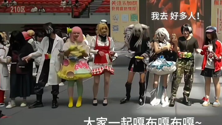 Saat menari di acara komik dan cosplay sambil mendengar lagu tokusatsu...