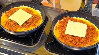 Siapa yang suka dengan saus pedas yang mematikan di jalanan Melayu dengan mie kalkun yang dibungkus 