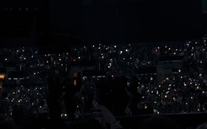 较靠钱位置欣赏XG kCON LA舞台表演，感受气氛吧~