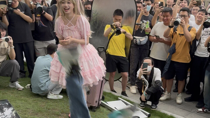 สาวน้อยนำถุงน่องไปขายในงานคอมมิคคอนเวนชั่น ผู้ชมต่างกรี๊ดกันลั่น